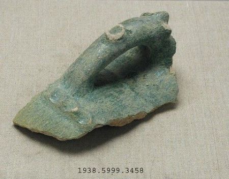 Una pieza gris de cerámica rota con el borde de una vasija y un asa procedente de Europa, alrededor del año 323 d.C.