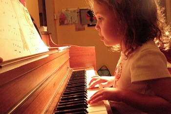 Niña practicando el piano