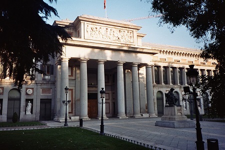 Fotografía en color del exterior del Museo del Prado