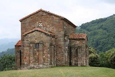 Gran estructura de piedra con una entrada saliente y construcción adicional a cada lado