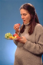 Mujer embarazada comiendo nutritivamente