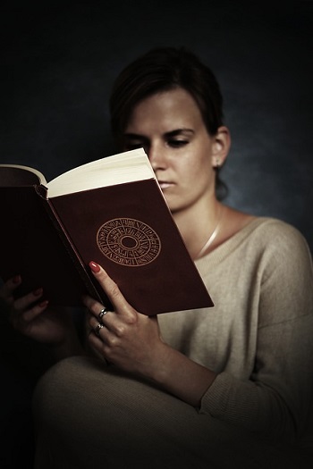 imagen de una mujer embarazada leyendo un libro de texto