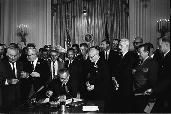 Presidente firmando la Orden Ejecutiva 8802.