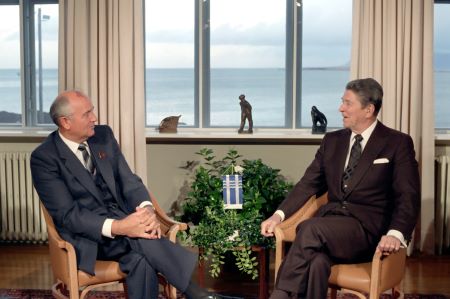 El presidente Reagan y el secretario general Gorbachev en la cumbre de Reykjavik.