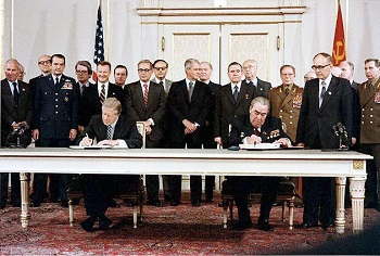 El presidente Jimmy Carter y Leonid Brezhnev firman el Tratado SALT II