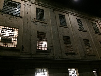 Exterior USP Alcatraz - noche