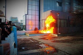 Los disturbios son una forma de protesta normal de un grupo que ataca violentamente a la autoridad.