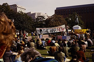 Un gran grupo de manifestantes pacifistas se reunieron en Washington DC
