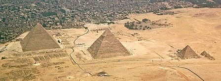 Imagen aérea de las pirámides de Giza.