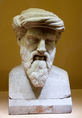 Un busto de Pitágoras con barba y espesa cabellera.