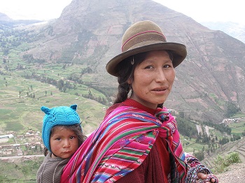 Mujer y niño quechua