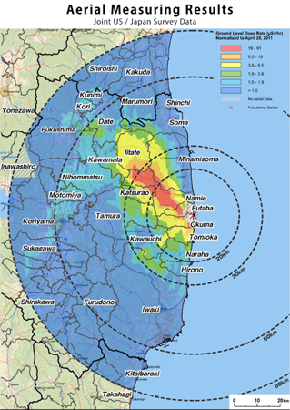 Un mapa de la costa japonesa centrado en Fukushima. La radiación se extiende hacia el este desde la central eléctrica y es más intensa en un radio de aproximadamente 30 kilómetros al noreste de todo el país.