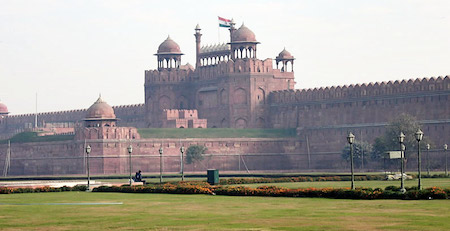Puerta Lahori del Fuerte Rojo con bandera india ondeando arriba
