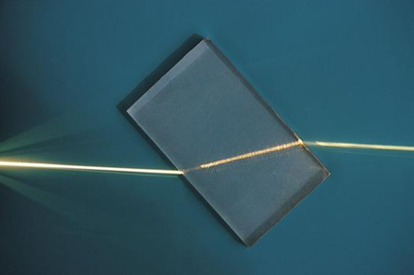 Refracción en un bloque de vidrio