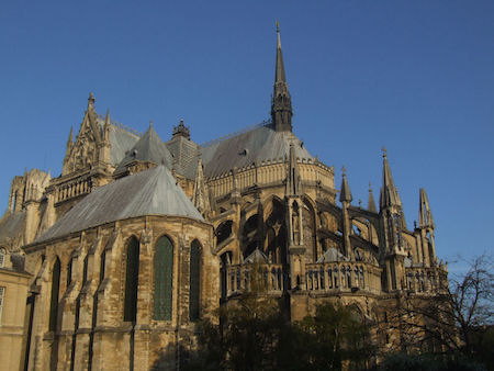 Una fotografía de la parte trasera de la Catedral de Reims que muestra los contrafuertes que sostienen la estructura.