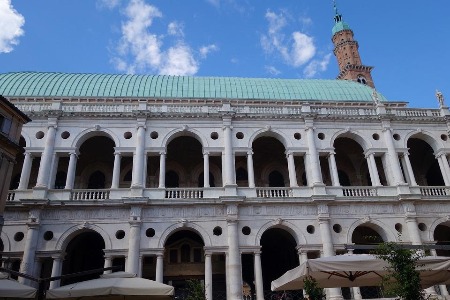 Una imagen de la Bascillica Palladiana que presenta dos pisos de ventanas palladianas clásicas, formando una logia.