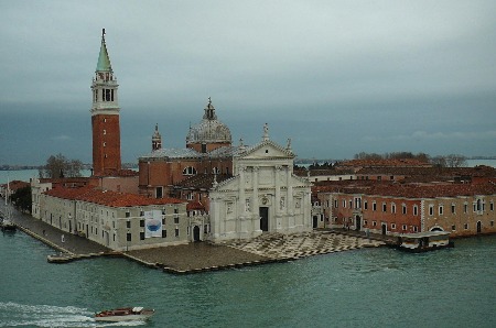 Una fotografía aérea de la iglesia de San Giorgio Maggiore, ubicada en la isla de San Giorgio Maggiore en Venecia