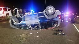 Vehículo volcado en accidente