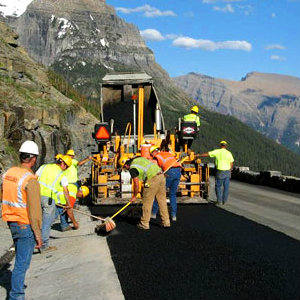 Los trabajadores construyen una carretera