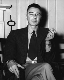 Robert Oppenheimer en silla