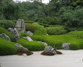 Rocas utilizadas en jardín para simular una cascada.