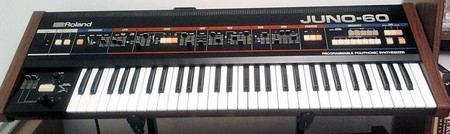 Un pequeño sintetizador que cuenta con teclas de piano y varios botones electrónicos para editar sonido.