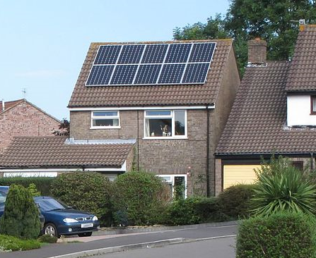 Paneles solares fotovoltaicos típicos en tejados.