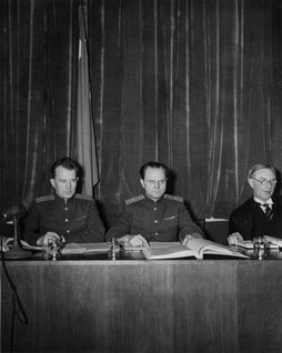 dos jueces soviéticos y una imagen de juez británico
