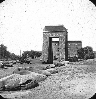 Pilón a la entrada del templo de Karnak