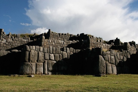 La pirámide escalonada de Sacsayhuamán en Perú