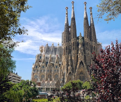 Edificio ornamental que parece una iglesia.
