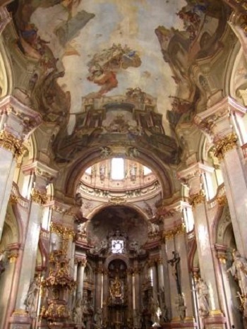 Interior de la Iglesia de San Nicolás en Praga