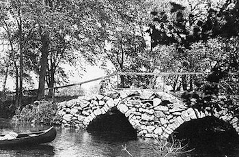 puente con dos arcos de piedra