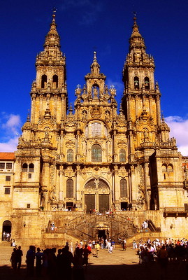 Fotografía de una catedral alta con dos torres altas que flanquean una entrada muy ornamentada.