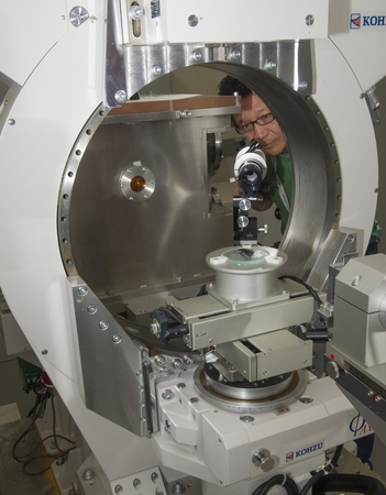 Un científico de materiales de la NASA prepara una muestra para análisis de difracción in situ.
