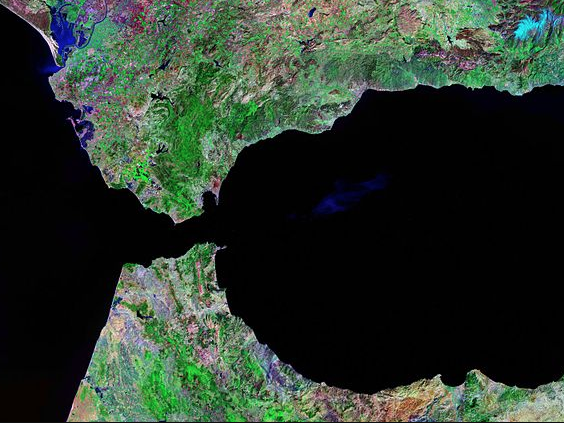 Estrecho de Gibraltar. Europa está por encima y África por debajo de la vía fluvial.