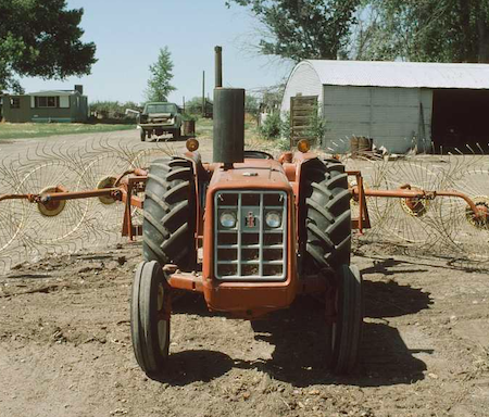 Vista frontal de un tractor que tira de un accesorio con círculos de radios desde atrás