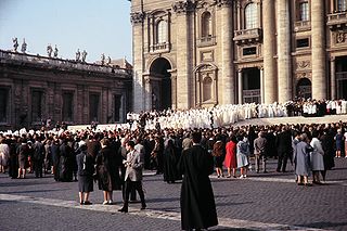 Imagen del Concilio Vaticano II Procesión del Gran Concilio de la Iglesia afuera en la Plaza Bascilla