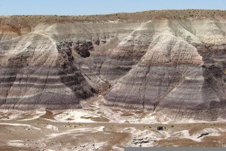 Roca sedimentaria que exhibe capas de diferentes colores.