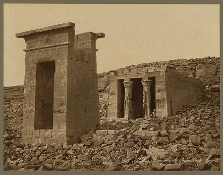 Foto histórica del templo que incluye el pilón de piedra o entrada de la puerta y el templo más allá de la puerta