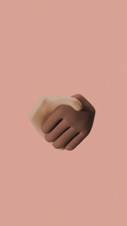 Una fotografía en color de dos manos dándose la mano.