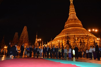 Pagoda de Shwedagon en la noche