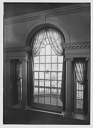 Una imagen en blanco y negro de una moderna ventana palladiana de tres paneles en la Universidad de Yale.