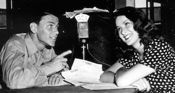 Sinatra en entrevista radial durante la Segunda Guerra Mundial