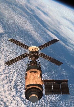 Esta imagen muestra Skylab en órbita con la Tierra al fondo.