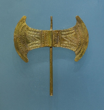 Pequeños labrys dorados
