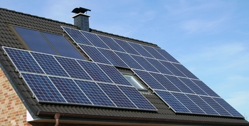 Paneles solares en un techo