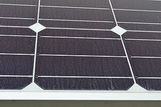 Una imagen de una célula solar fotovoltaica típica.
