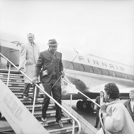 Fotografía en blanco y negro de Sonny Liston saliendo del avión.