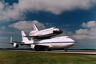 El transbordador espacial transportado